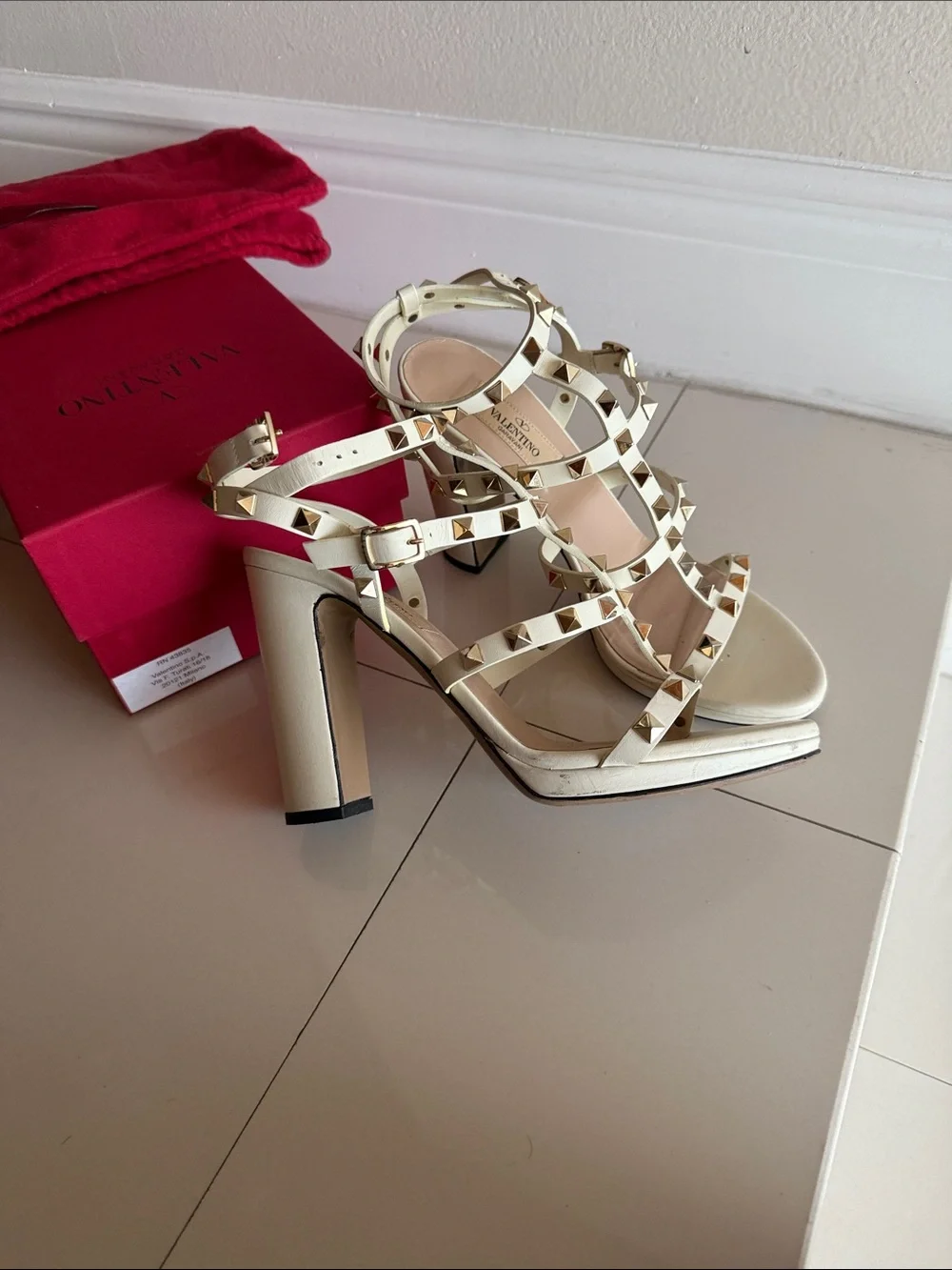 Valentino Garavani Ivory Leather Rockstud Strappy Sandals